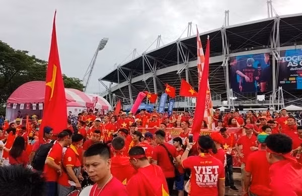 Nhiều CĐV Việt Nam từng rất khó khăn mới tìm mua được vé vào xem trận đấu giữa thày trò ông Park và Thái Lan hôm 5-9. Ảnh: VNE.