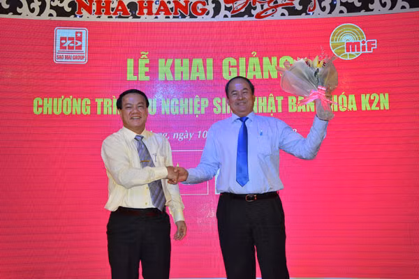 Ông Lê Thanh Thuấn - Chủ tịch Tập đoàn Sao Mai tặng hoa cho ông Nguyễn Thanh Bình - Phó Chủ tịch UBND tỉnh An Giang Ông Lê Thanh Thuấn - Chủ tịch Tập đoàn Sao Mai tặng hoa cho ông Nguyễn Thanh Bình - Phó Chủ tịch UBND tỉnh An Giang
