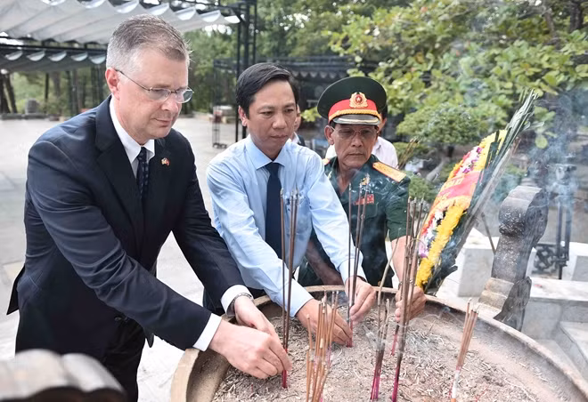 Đại sứ Kritenbrink và lãnh đạo tỉnh Quảng Trị tới thăm và thắp hương tại Nghĩa trang Trường Sơn.