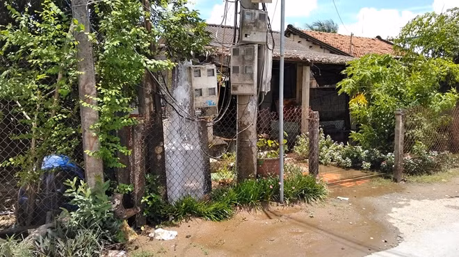 Hiện trường cột nước phun vào hệ thống điện dẫn vào nhà nhiều hộ dân ở ấp Thân Bình, xã Thân Cửu Nghĩa, huyện Châu Thành.