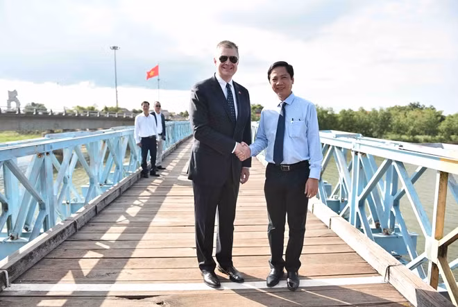 Đại sứ Kritenbrink và Phó Chủ tịch UBND tỉnh Quảng Trị Hoàng Nam tới thăm cầu Hiền Lương.