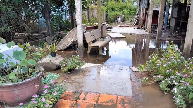 Nguồn nước từ cột nước này tràn ra ngoài gây ngập nước trong sân nhà một hộ dân.