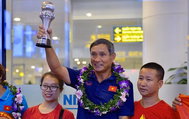 Với thành tích vô địch Đông Nam Á, HLV Mai Đức Chung và các học trò đã nhận được sự khen ngợi của Thủ tướng chính phủ. Ngoài ra nhiều đơn vị và tổ chức cũng lên tiếng sẽ thưởng nóng cho đội tuyển nữ Việt Nam.