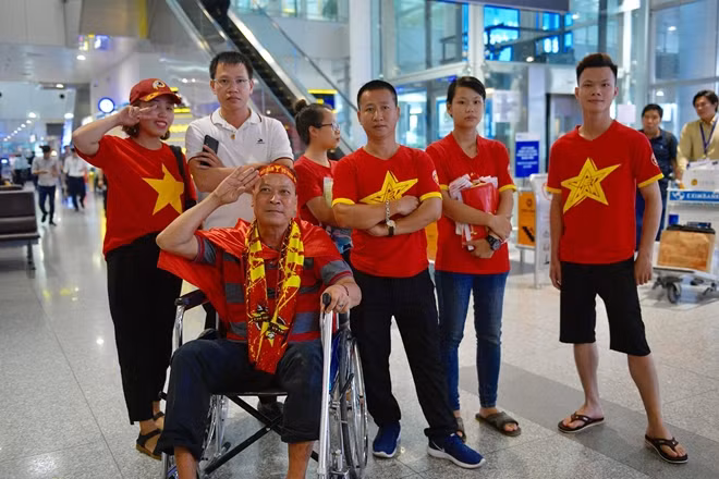 Trước đó khi biết tin đội tuyển nữ sẽ đáp máy bay về Hà Nội, nhiều CĐV đã tới sân bay Nội Bài chờ từ sớm.