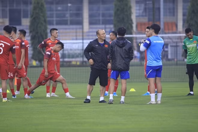 HLV trưởng Park Hang-seo và các tuyển thủ tại sân tập của VFF chiều 27-8.
