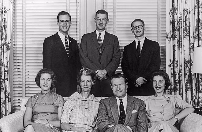 Ảnh chụp gia đình Rockefeller (Michael đứng hàng trên, ngoài cùng bên phải).