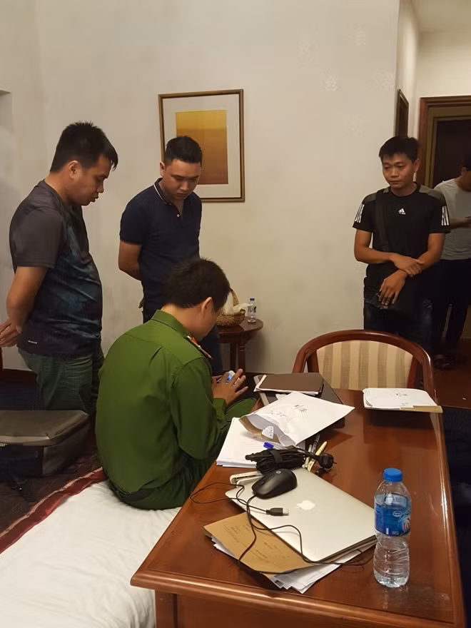 Khám xét nơi ở của Nguyễn Thanh Hùng.