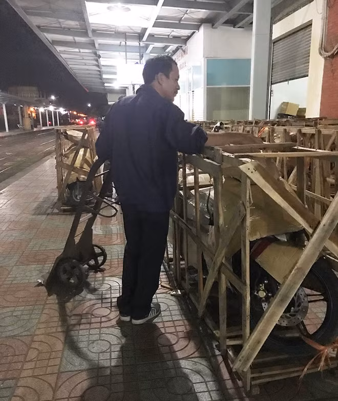 Cửu vạn phải có sức khỏe và sự khéo léo mới có thể vận chuyển những thùng hàng khổng lồ.