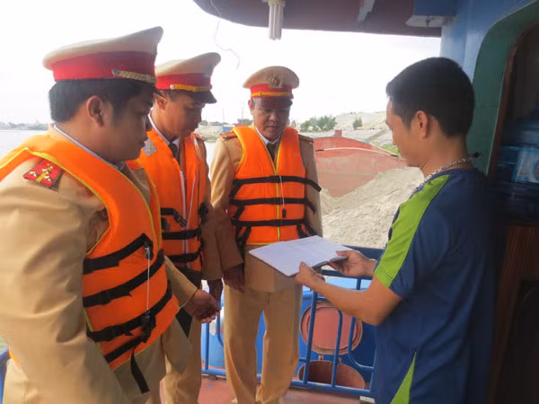Lực lượng CSGT đường thủy – Công an tỉnh Hưng Yên tăng cường công tác tuần tra kiểm soát, xử lý các vi phạm liên quan đến khai thác, vận chuyển cát trái phép. Lực lượng CSGT đường thủy – Công an tỉnh Hưng Yên tăng cường công tác tuần tra kiểm soát, xử lý các vi phạm liên quan đến khai thác, vận chuyển cát trái phép.