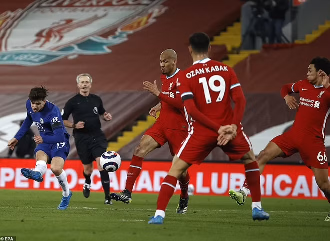 Tuy nhiên, Chelsea cũng đã có được điều mình cần ở cuối hiệp 1. Từ chuyền dài vượt tuyến lên phía trên, Kante mở bóng sang cánh trái cho Mason Mount. Tài năng trẻ người Anh đột phá trung lộ trước khi tung ra cú sút căng hạ gục Alisson.