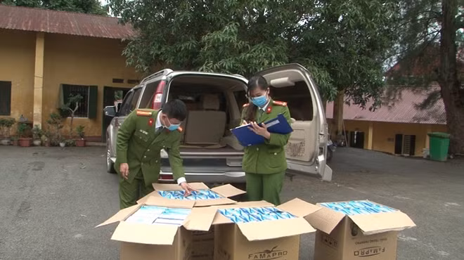 13.000 chiếc khẩu trang không rõ nguồn gốc bị Công an Lạng Sơn phát hiện.