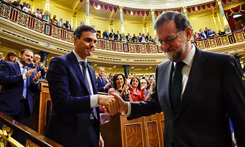 Ông Rajoy bắt tay tân Thủ tướng Sanchez sau cuộc bỏ phiếu bất tín nhiệm hôm 1-6. Ông Rajoy bắt tay tân Thủ tướng Sanchez sau cuộc bỏ phiếu bất tín nhiệm hôm 1-6.