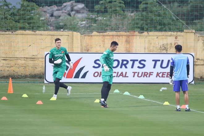 "Người gác đền" của Muangthong United tập luyện cùng với đồng nghiệp Tuấn Mạnh và HLV thủ môn Trần Minh Quang.