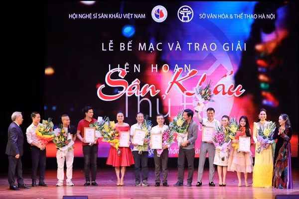 Trao huy chương vàng cho các nghệ sĩ.
