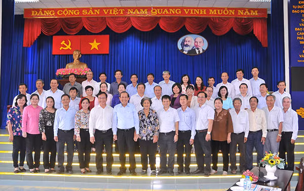 Phó Thủ tướng Thường trực Chính phủ Trương Hòa Bình cùng các đại biểu tại buổi gặp mặt.