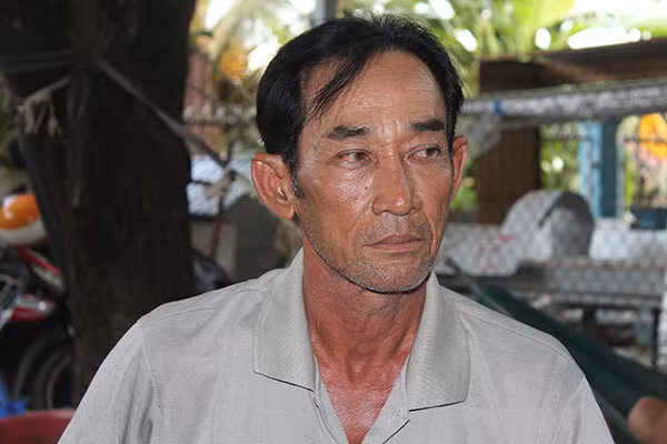 Ông Huỳnh Văn Phẩm, ông ngoại của cháu T. đã mấy đêm mất ngủ chỉ mong đón cháu về nuôi. Ông Huỳnh Văn Phẩm, ông ngoại của cháu T. đã mấy đêm mất ngủ chỉ mong đón cháu về nuôi.