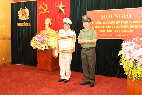 Thừa ủy quyền của Chủ tịch nước, Thứ trưởng Nguyễn Văn Thành trao Huân chương Quân công hạng Ba cho Trung tướng Nguyễn Văn Lưu.