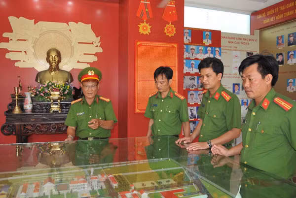 Đại tá Nguyễn Hoàng Hiệp, Giám thị Trại giam Bến Giá cùng cán bộ chiến sĩ bên phòng truyền thống của đơn vị. Đại tá Nguyễn Hoàng Hiệp, Giám thị Trại giam Bến Giá cùng cán bộ chiến sĩ bên phòng truyền thống của đơn vị.