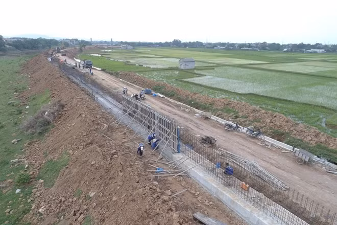 Đoạn đê xung yếu này được nâng cấp theo kỹ thuật bê tông dự ứng lực. Từ mặt đê, công nhân đào sâu xuống khoảng một mét, đổ cốt thép làm móng.