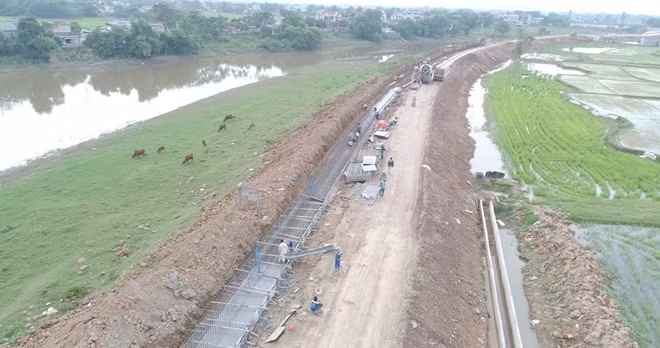 Phía bên trong một đường mương thoát nước rộng hơn 2m cũng được xây dựng.