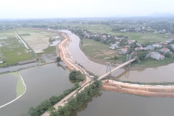 Hà Nội đang gấp rút nâng cấp đoạn đê tả sông Bùi kéo dài từ Trạm bơm Trung Hoàng, cầu Bến Cốc đến hết tràn Thanh Bình.