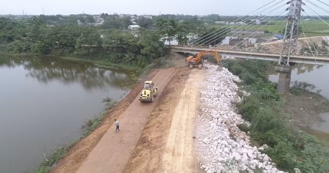 Đoạn đê xung yếu kéo dài 1,5 km nhưng nếu được nâng cấp sẽ bảo vệ được một loạt các xã thuộc huyện Chương Mỹ, Hà Nội khi mùa mưa bão đến.