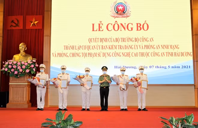 Đại tá Lê Ngọc Châu, Giám đốc Công an tỉnh Hải Dương thừa ủy quyền của đồng chí Bộ trưởng Bộ Công an trao quyết định thành lập đơn vị mới cho tập thể lãnh đạo hai đơn vị.