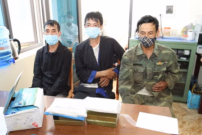Các đối tượng Mùa A Tính, Mùa A Lẩu, Mùa A Già cùng tang vật tại cơ quan Công an.
