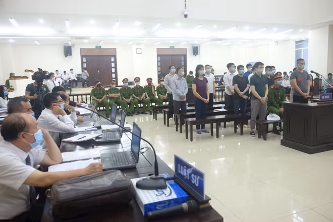 Các bị cáo lần lượt nói lời sau cùng tại phiên toà.