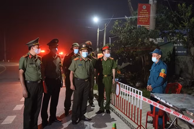 Giám đốc Công an tỉnh Hà Tĩnh động viên các lực lượng đảm bảo ANTT tại các chốt chống dịch.