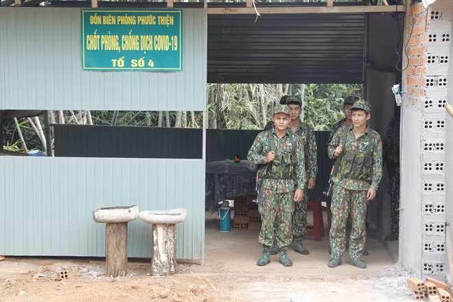 Lực lượng biên phòng canh gác tại một chốt phòng chống dịch COVID-19 thuộc huyện Bù Đốp giáp biên giới Campuchia.