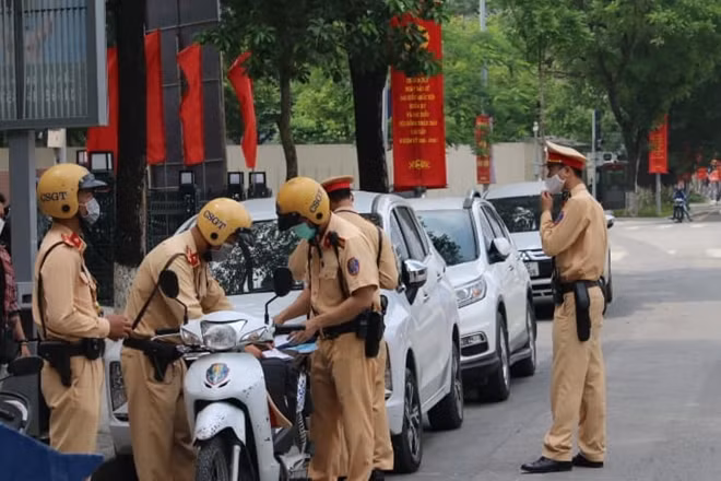 Hàng loạt ô tô đỗ dưới lòng đường bên ngoài trụ sở UBND quận Ba Đình (Hà Nội)