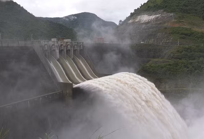 Hiện lũ trên sông Cả tại huyện Nam Đàn đạt 5,6 m (trên mức báo động I 0,2 m) và dự kiến đang lên. Mưa ở Nghệ An đã ngớt, song do nước từ thượng nguồn đang đổ về lớn nên thủy điện Bản Vẽ phải xả lũ với lưu lượng 2.000 m³/s.