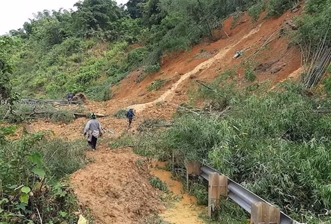 Quốc lộ 7 chạy dọc các huyện Anh Sơn, Con Cuông, Tương Dương và Kỳ Sơn có hàng chục điểm bị ngập, sạt lở khiến giao thông ngưng trệ.