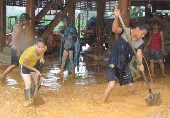 Người dân huyện Con Cuông dùng cuốc, xẻng để thoát nước lũ dưới nhà sàn. Tại cuộc họp với các Sở ngành chiều 17/8, Bí thư Tỉnh ủy Nghệ An Nguyễn Đắc Vinh yêu cầu các cơ quan chức năng tập trung theo dõi chặt diễn biến mưa lũ để có phương án xử lý kịp thời. "Tính mạng của người dân là trên hết", ông Vinh nhấn mạnh.