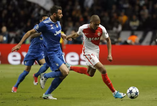 Juventus dập tắt lối chơi tấn công rực lửa của Monaco. Ảnh: Reuters.
