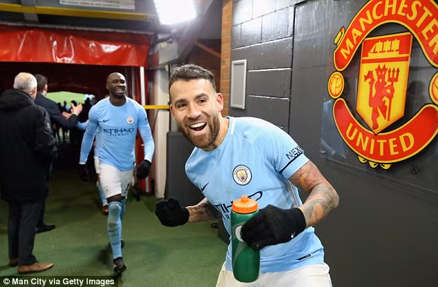 Cả Ederson và Nicolas Otamendi đều cố "tạo dáng" trước ống kính bên cạnh logo của Man Utd.