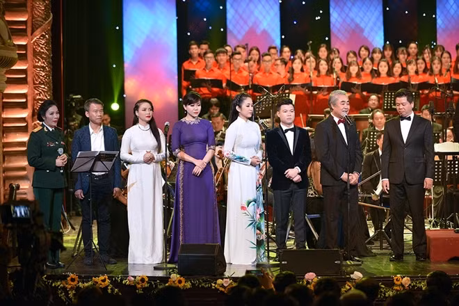 Ca sĩ Đinh Trang trong một concert.