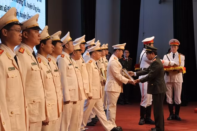 Trung tướng Đoàn Duy Khương trao quyết định bổ nhiệm, điều động cho các đồng chí Trưởng Công an xã.
