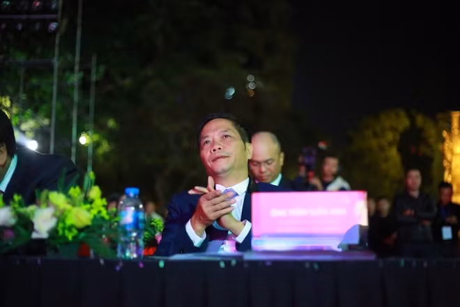 Bộ trưởng Bộ Công Thương Trần Tuấn Anh tới dự Lễ kích hoạt Ngày mua sắm trực tuyến lớn nhất 2019 (Online Friday) và Khai mạc Tuần lễ trải nghiệm thương mại điện tử và công nghệ số tại Hà Nội tối 5-12.