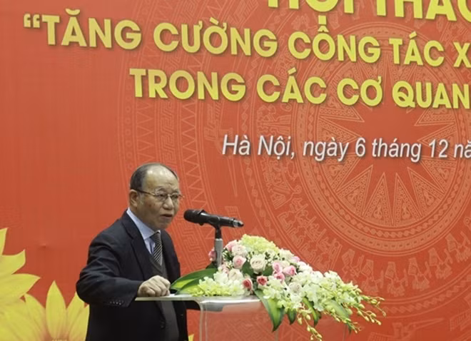 GS, TS Hoàng Chí Bảo phát biểu tham luận tại Hội thảo .
