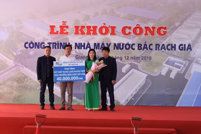 Trao tặng bộ thiết bị chơi ngoài trời cho Trường mẫu giáo xã Mỹ Lâm, huyện Hòn Đất.