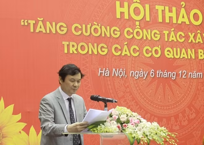Đồng chí Ngô Minh Tuấn, Tổng Biên tập Tạp chí Xây dựng Đảng trình bày tham luận tại hội thảo.