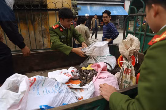 Công an Bắc Ninh thu gom vỏ đạn.