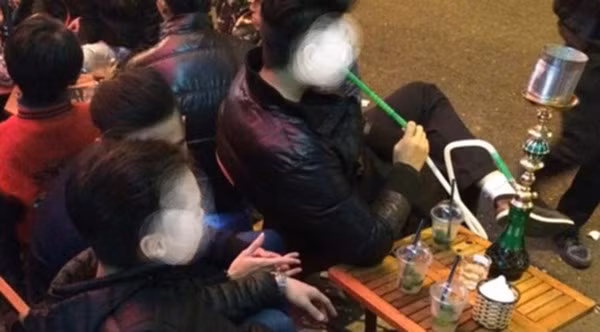 Những thanh niên hút shisha ngay trên hè phố. Những thanh niên hút shisha ngay trên hè phố.