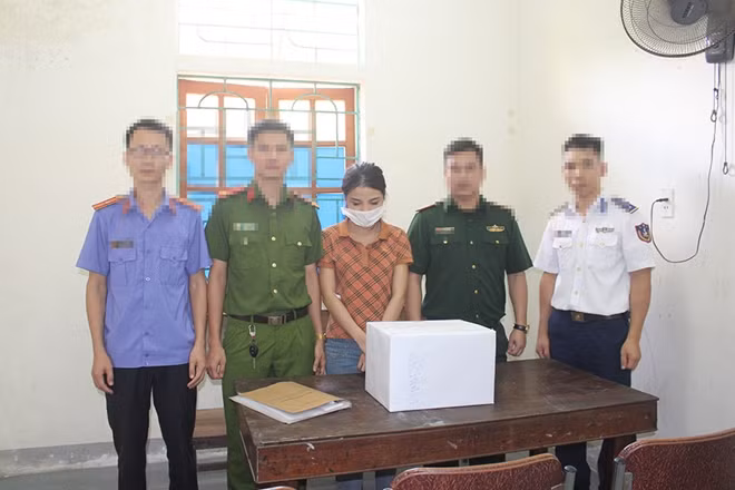 Lực lượng chức năng bắt giữ Nguyễn Thị Thủy cùng 02kg ma túy đá.