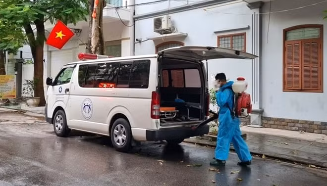 Lực lượng chức năng khử trùng khu vực có người nghi nhiễm COVID-19.