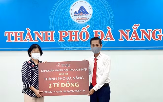 Bà Đặng Thị Kim Liên - Chủ tịch Ủy ban Mặt trận Tổ quốc Việt Nam Thành phố Đà Nẵng thay mặt địa phương tiếp nhận ủng hộ của Doji.