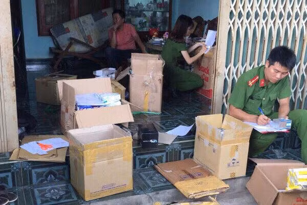Lực lượng chức năng kiểm tra tang vật vụ án.