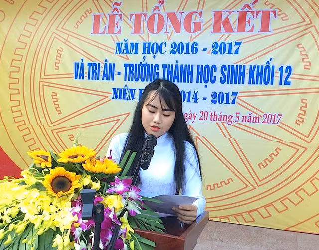 Em Hồ Ngân Hạnh - lớp 12C1, chuyên Văn phát biểu cảm nghĩ bằng một bài văn ngắn gọn của mình chia tay các thầy cô và bạn bè.